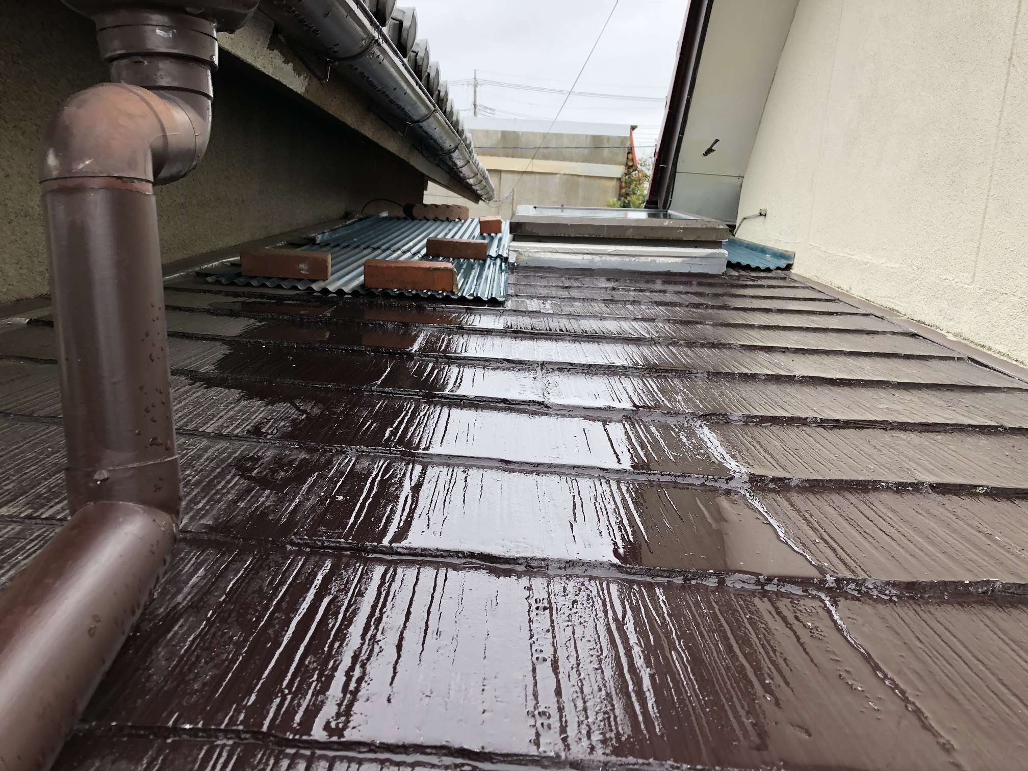 例えばこんな雨漏り修繕 渡り廊下の屋根編 屋根 雨樋 外壁工事の望月建築板金