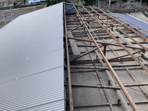 屋根葺き半分・屋根撤去半分