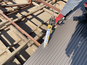 波板に対応している勾配では無いので次善の措置として波板の重なり部にシーリングを入れて止水処理