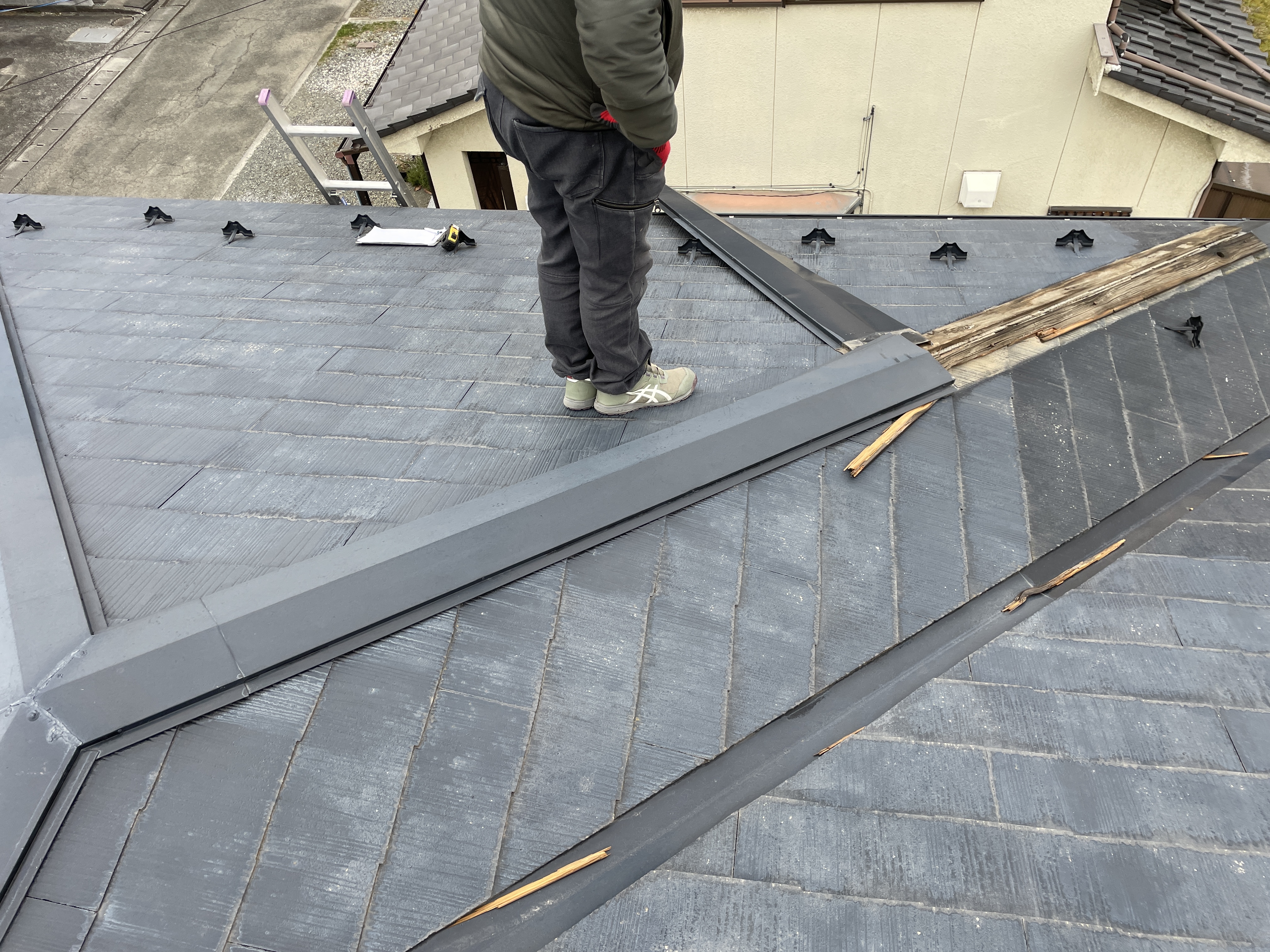 強風の時、屋根からバァンと大きな音がして、見てみたら板金が外れていた！こんな時はどこに相談すればいい！？