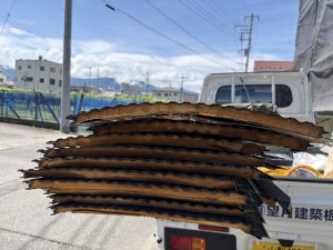 剥がした壁材