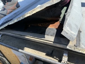 既存の屋根をめくった様子